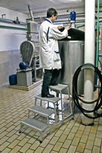 KRAUSE STABILO MontageTritt mit Gitterroststufen 805317