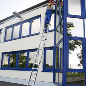 GÜNZBURGER Aluminium Glasreinigerleiter mit nivello Traverse 11013