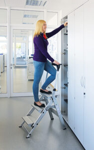 GÜNZBURGER Aluminium Klapptreppe mit klappbarem Bügel 53103